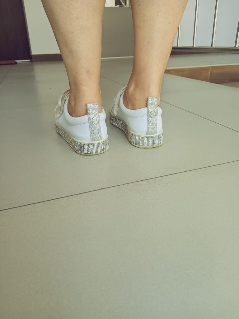 Letnie trampki skórzane białe z cekinami 37 wygodne na platformie