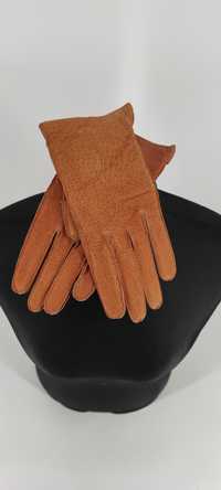 Rude karmelowe zamszowe rękawiczki damskie zima