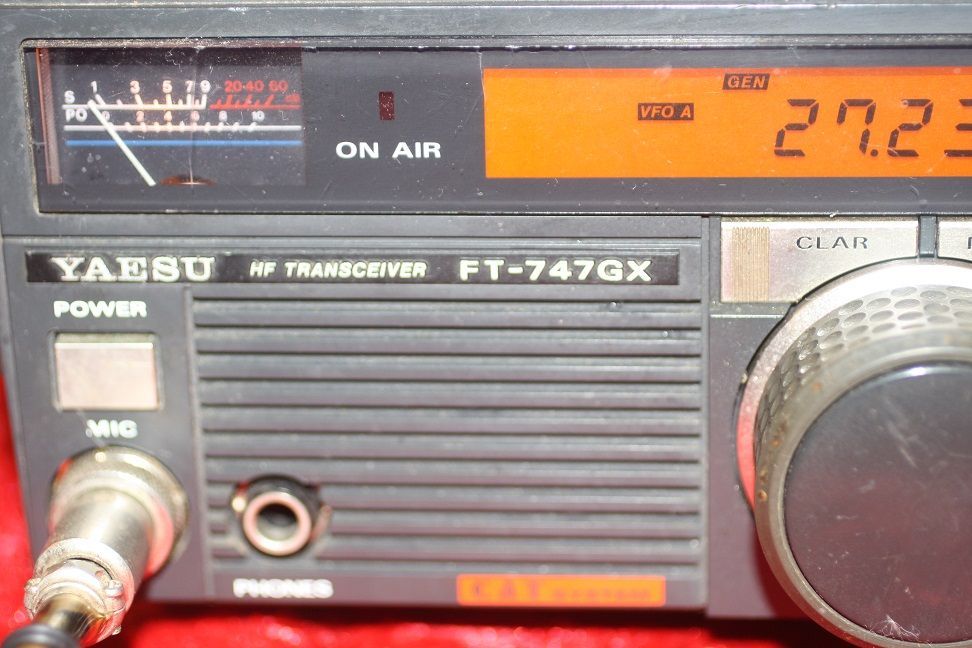 Transceptor compacto YAESU FT-747GX