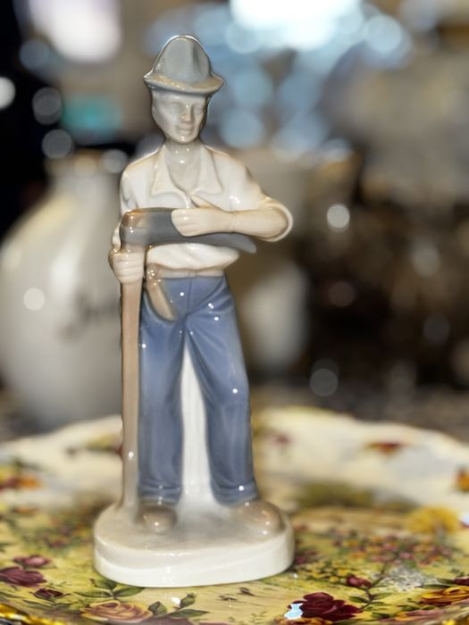 Figurka mężczyzna porcelanowa rolnik z kosą vintage Carl Scheidig