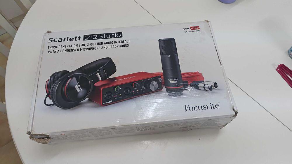 Focusrite Scarlett 2i2 Studio (3ª Geração) – Kit Completo