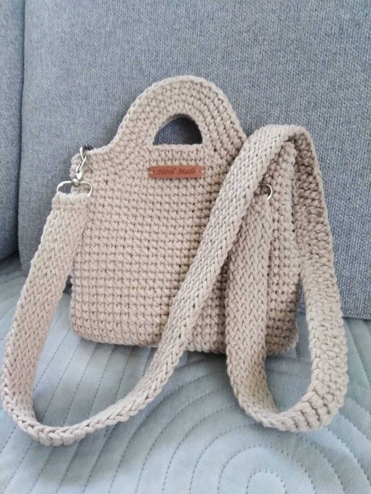 Beżowa torebka robiona na szydełku
