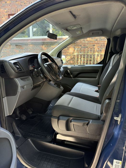 Wynajem busa 9-osobowego – Toyota ProAce 1.6 Diesel