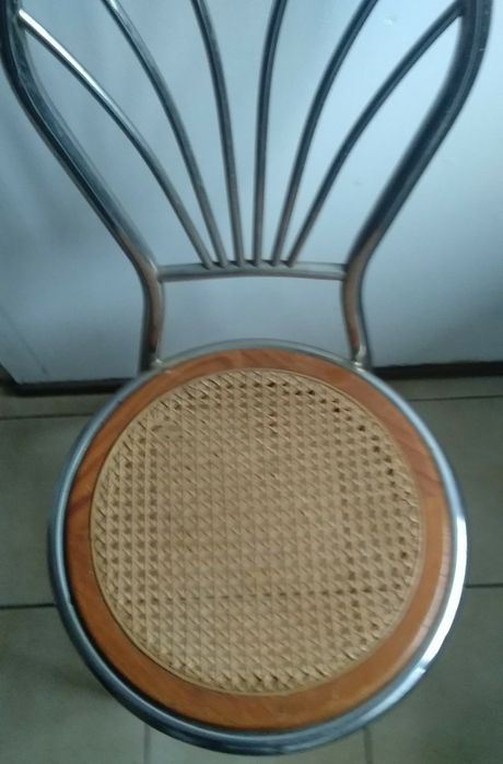 Cadeira em metal com assento em palhinha