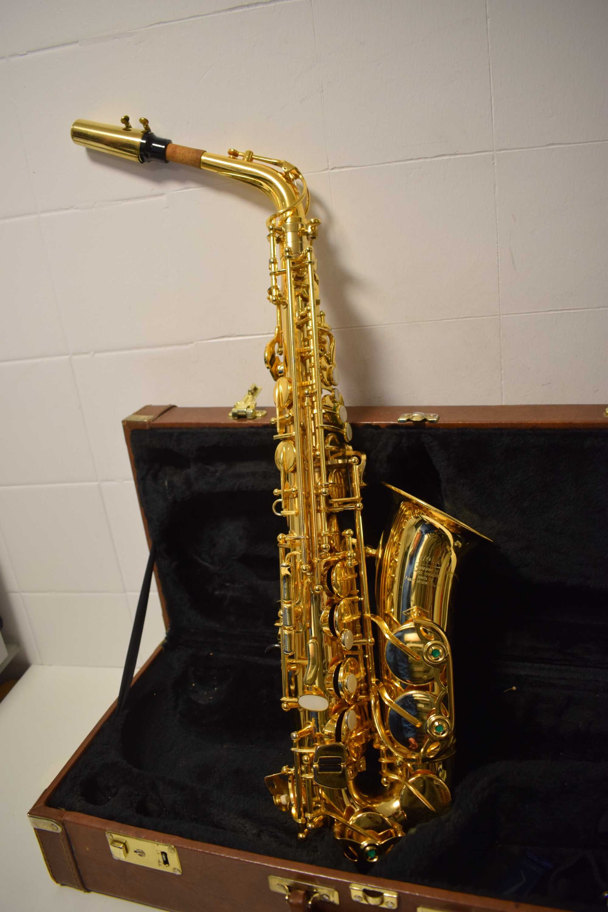 Saxofone Alto Marca Nova com estojo