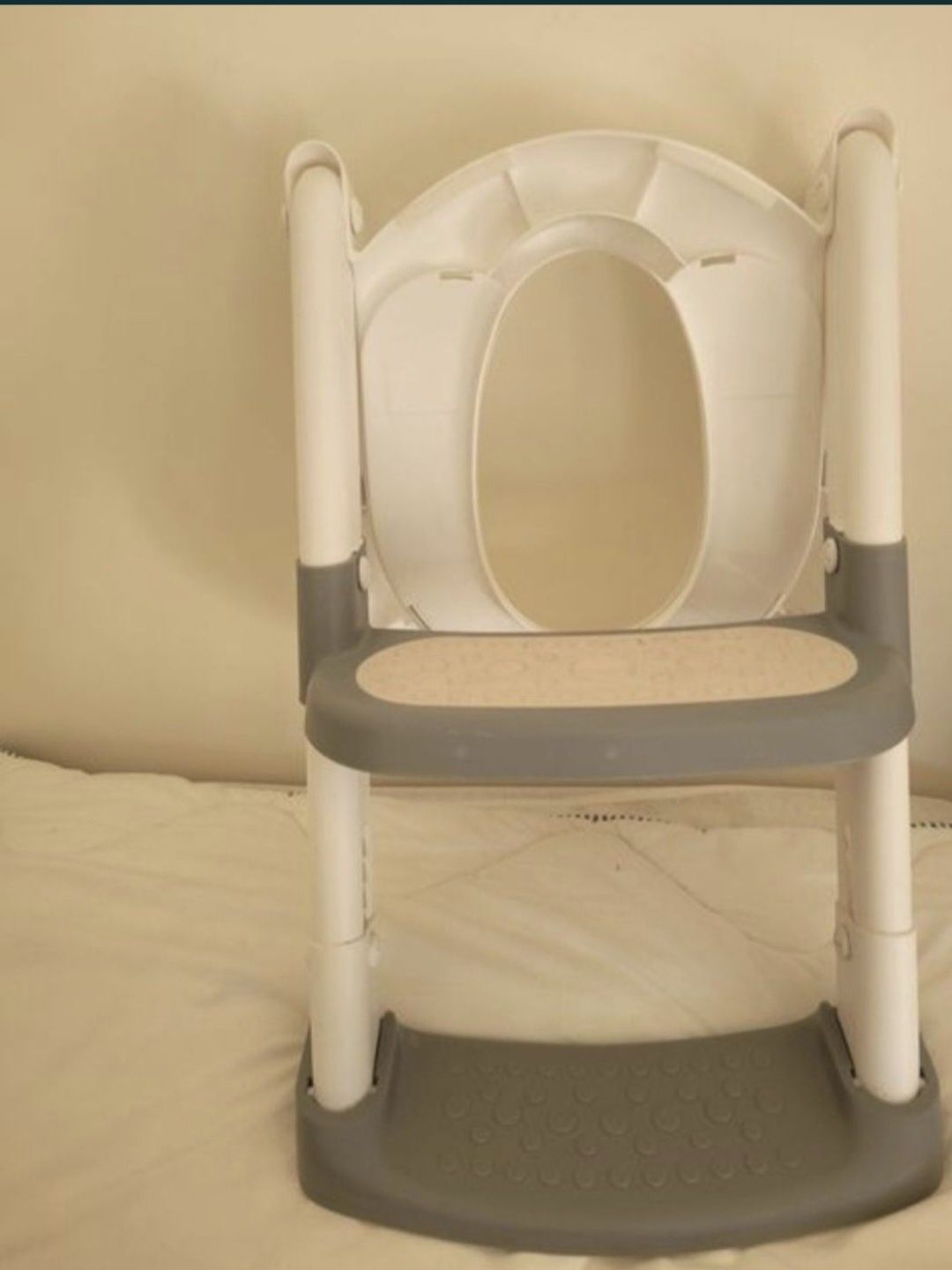 Adaptador redutor de WC para crianças com escada.