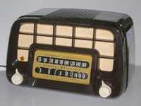 Rádio antigo (1949) a válvulas General Electric mod. X257, restaurado.