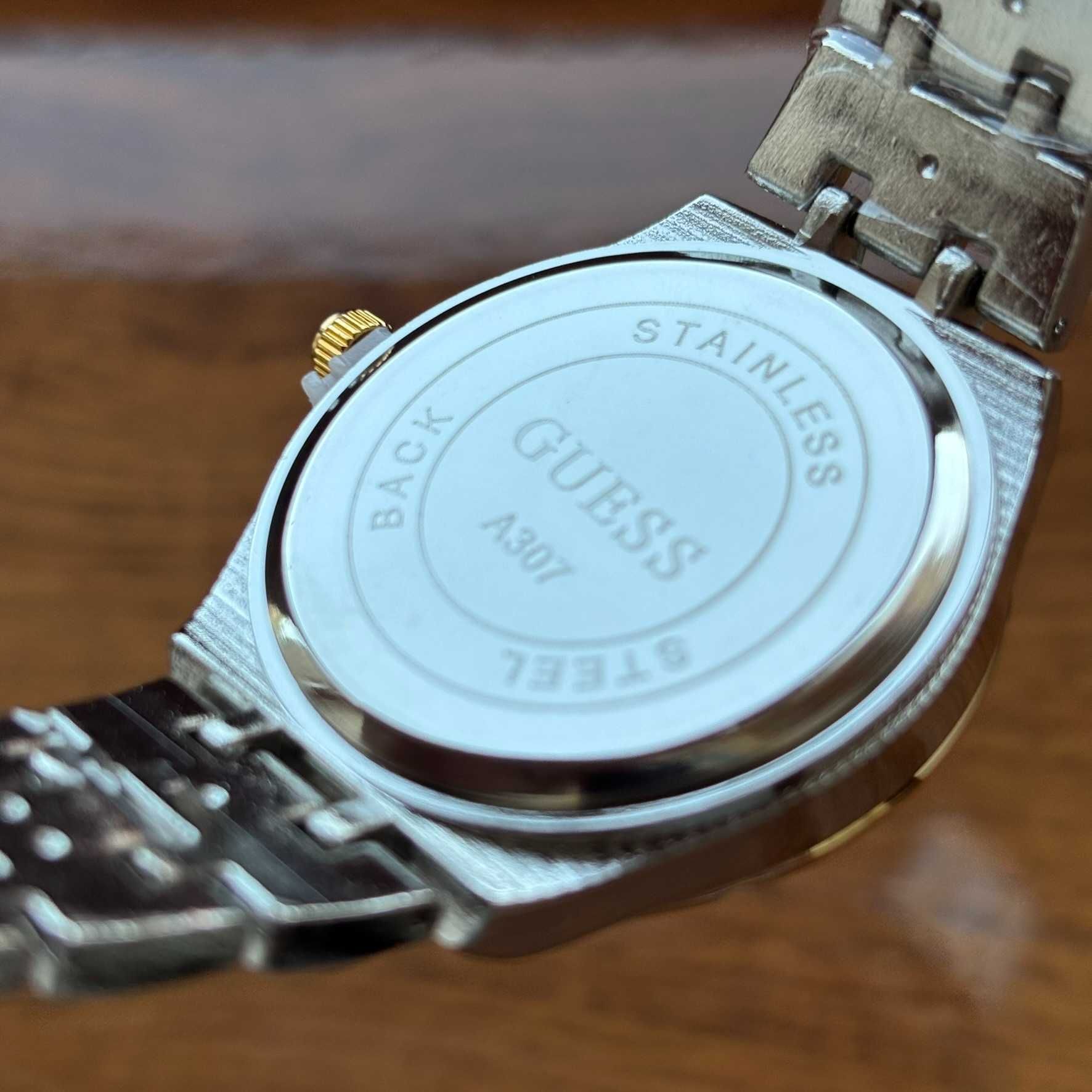 Жіночий годинник на браслеті Guess комбінованого кольору