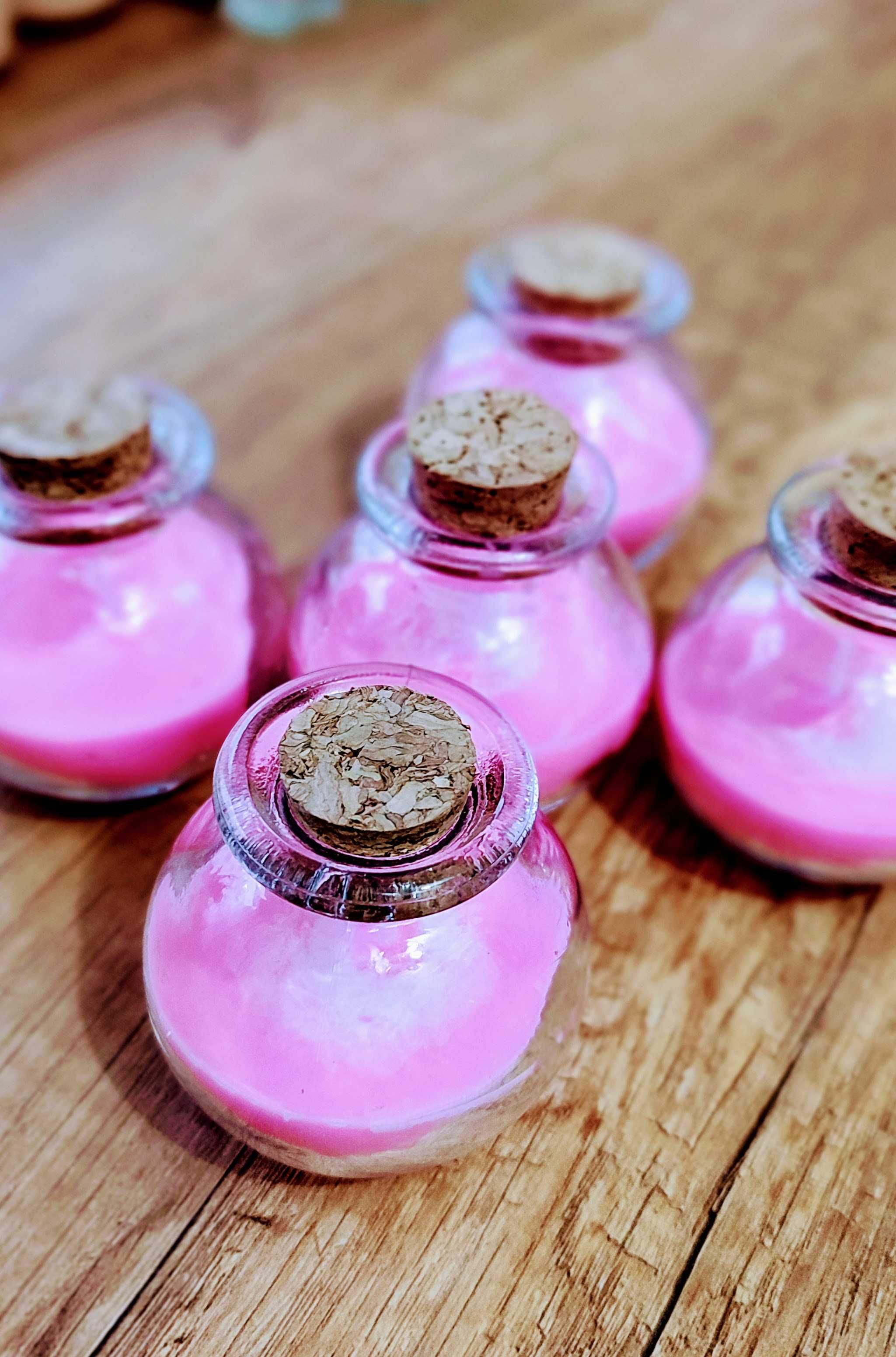 Różowa świeczka w butelce