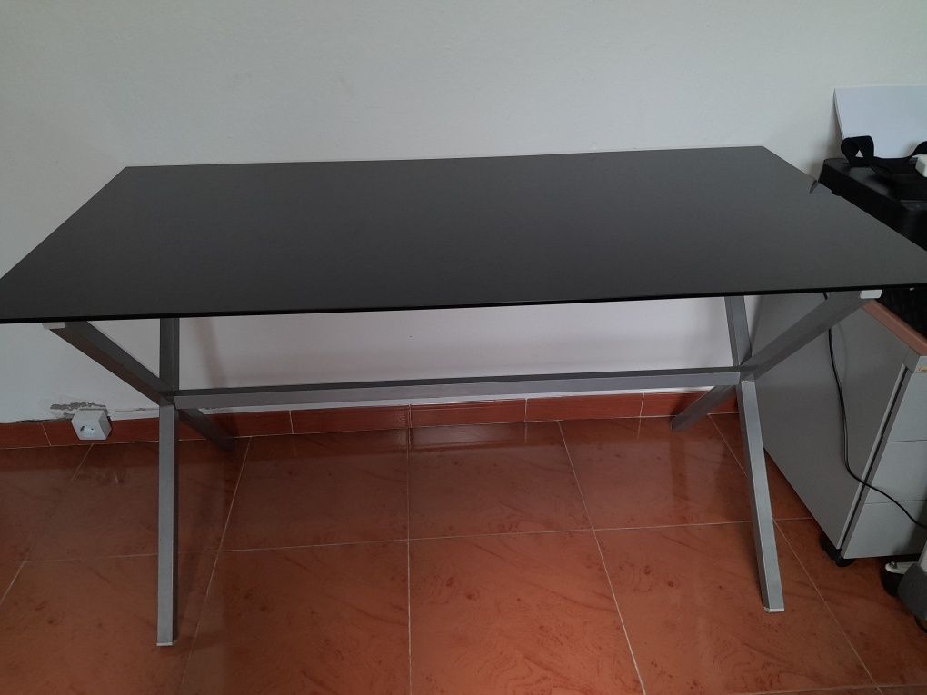 Secretária de vidro preto