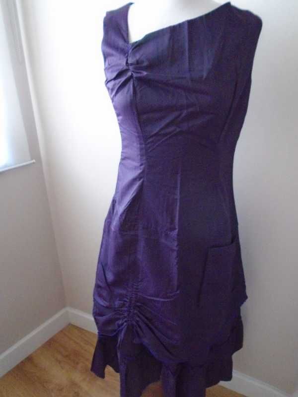 Vestido corte assimétrico com saia dupla/sobreposta