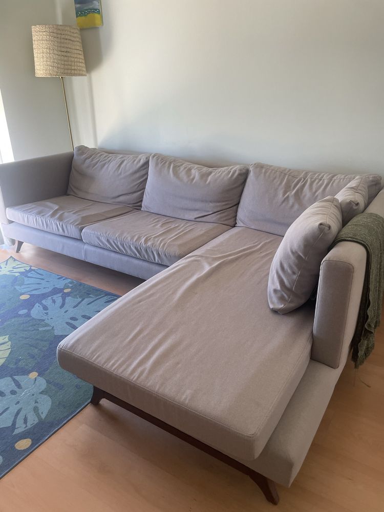 Sofa com chaise long beje acinzentado da ANARIC.