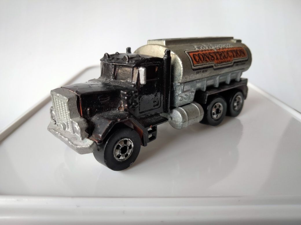 1/64 Peterbilt Tank Truck - 1979 (Hot Wheels)