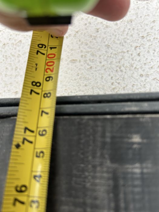 Portao em ferro com aro em ferro e travessas em madeira pintada