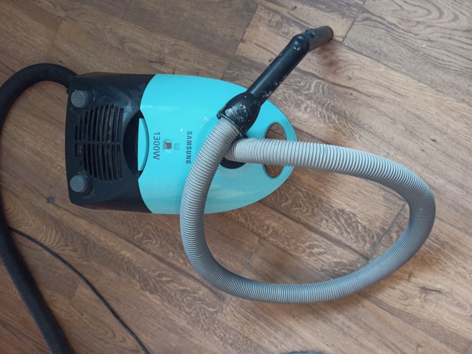 Пилосос Samsung в робочому стані.