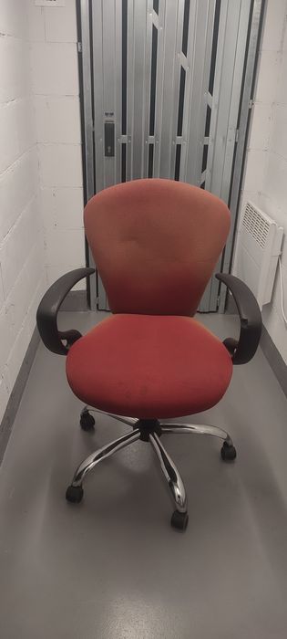 Fotel obrotowy Nowy Styl, czerwony