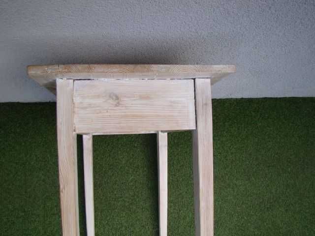 stary stół z drewna sosnowego idealny na taras do ogrodu