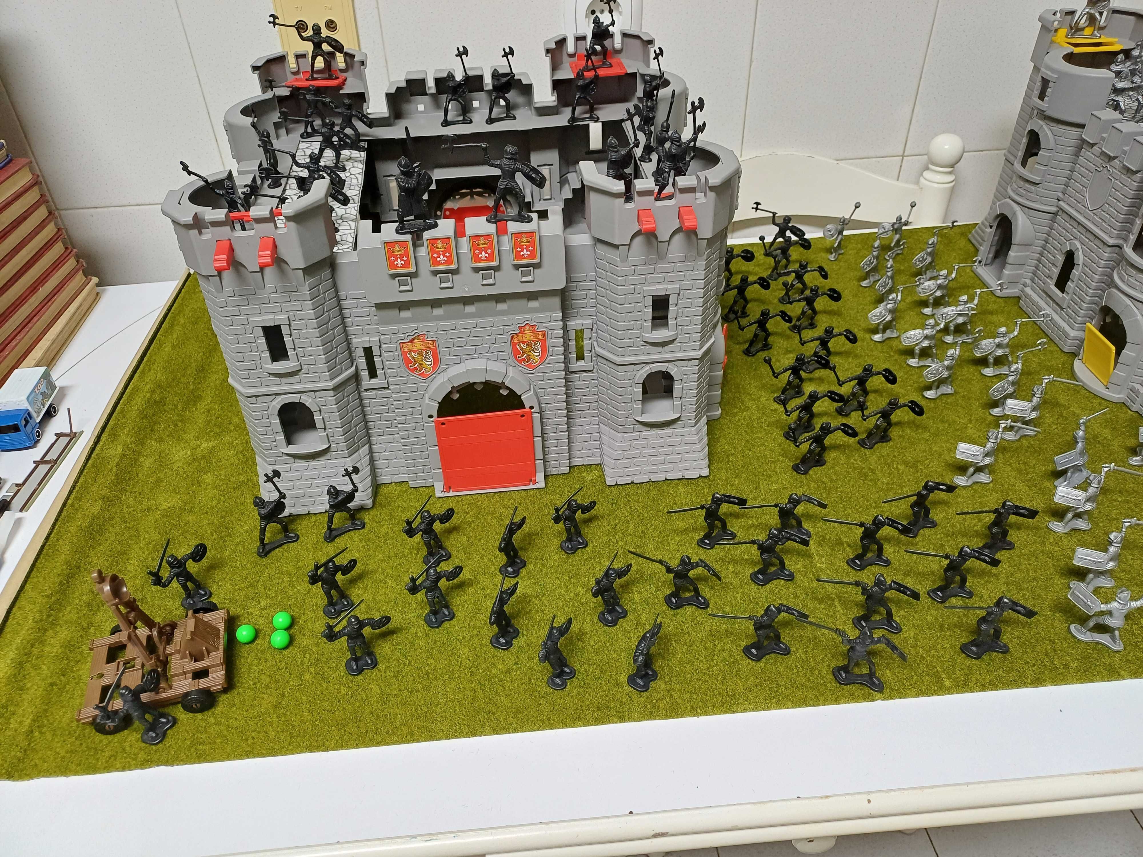 2 castelos medievais com 2 exércitos de 120 soldados e 2 catapultas