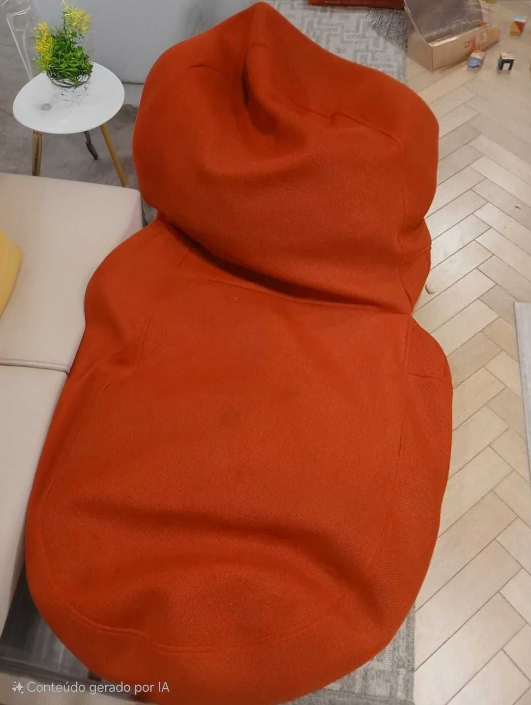 Pufes vermelho e preto
