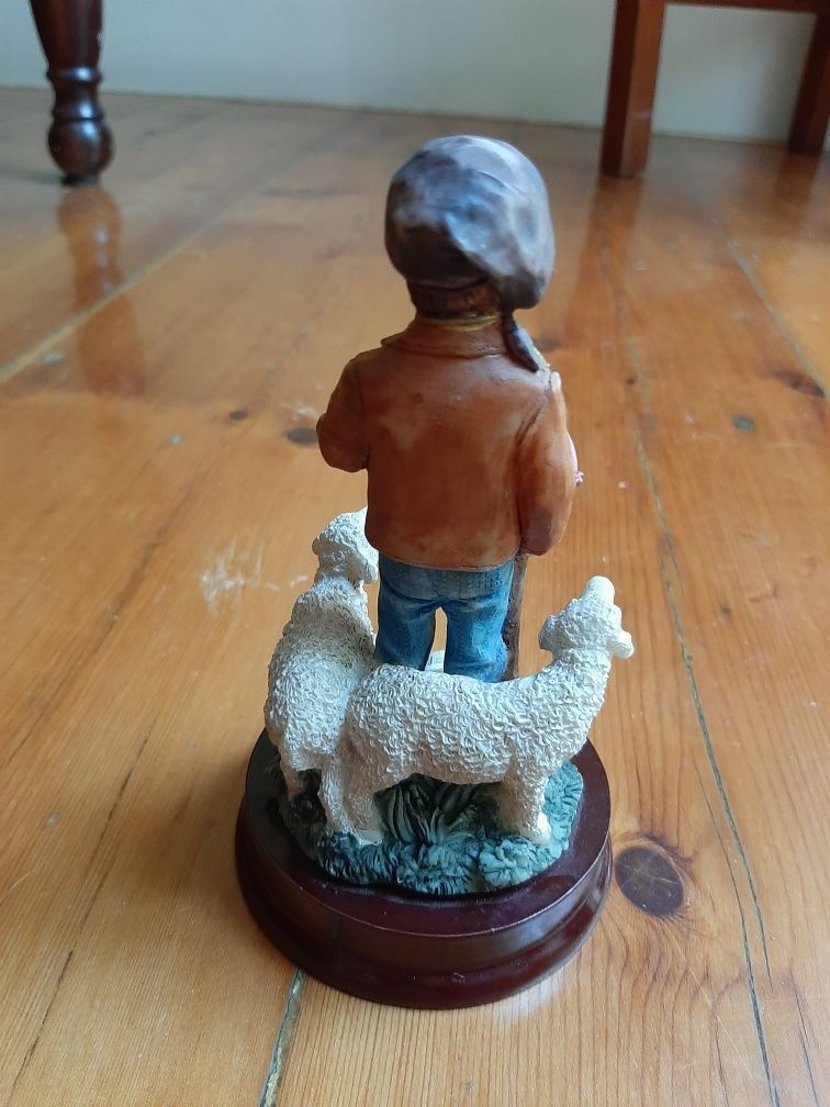 Estatueta Francisco em marfinite pintado à mão