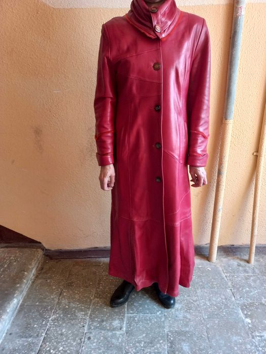 Кожаный красный плащ