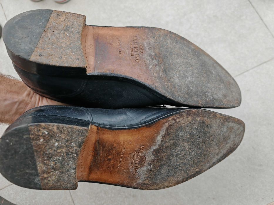 Sapatos clássicos Valentino Garavani em couro (tamanho 44)