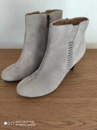 Zamszowe botki Clarks roz 8