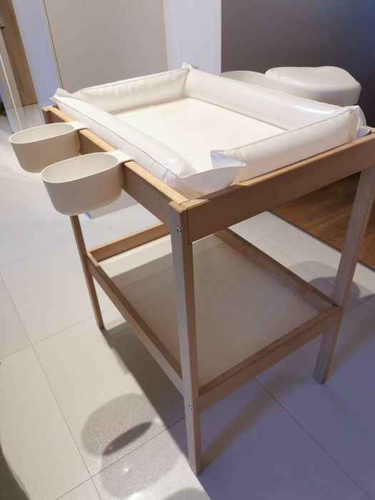 Przewijak Ikea z koszem i akcesoriami SNIGLAR
Stół do przewijania, buk