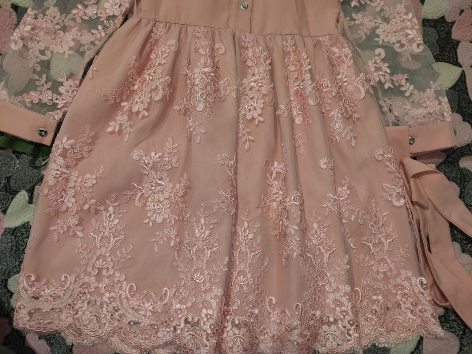 Шикарное платье с кружевами