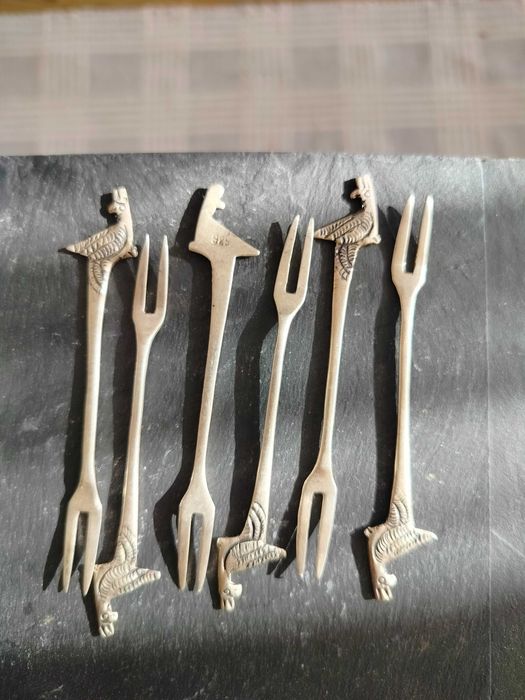 Antyczne srebrne widelce do przekąsek