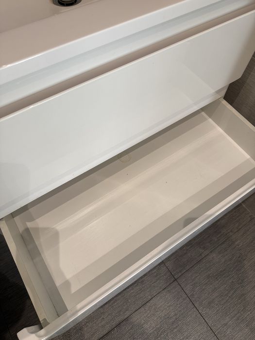 Продаю тумбу з раковиною та змішувачем.