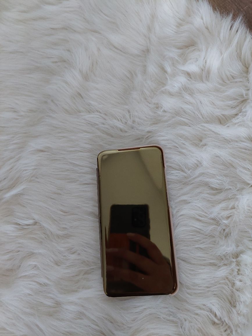 Etui na telefon z przezroczystą klapką