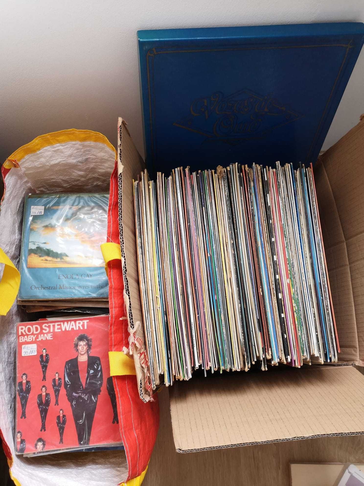Conjunto de 90 LPs + 224 singles + 1 caixa com 8 LP's!