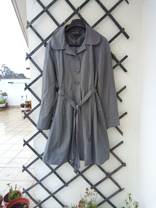 Gabardina cinza toda forrada
Aperta com botões e com molas
Tem cinto