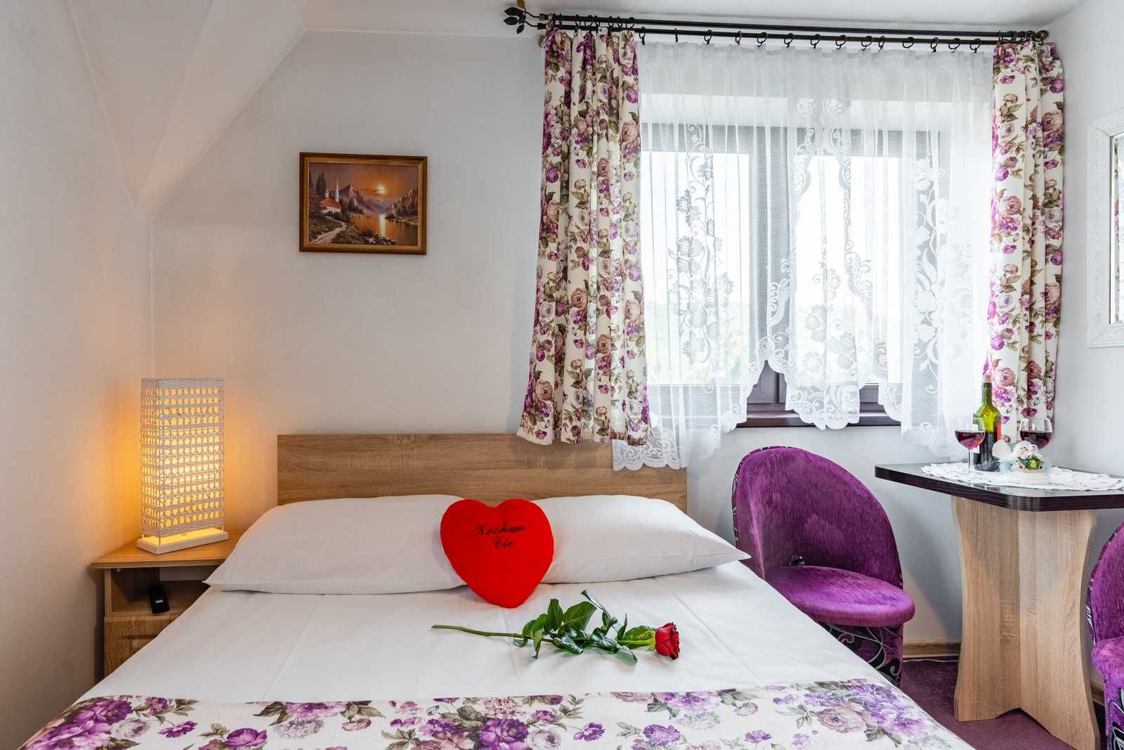pokoje typu studio każdy z łazienką, aneksem kuchennym balkonem widok