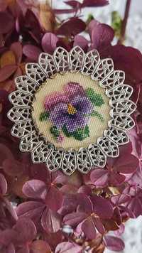 Piękna broszka vintage z haftem kwiat bratek