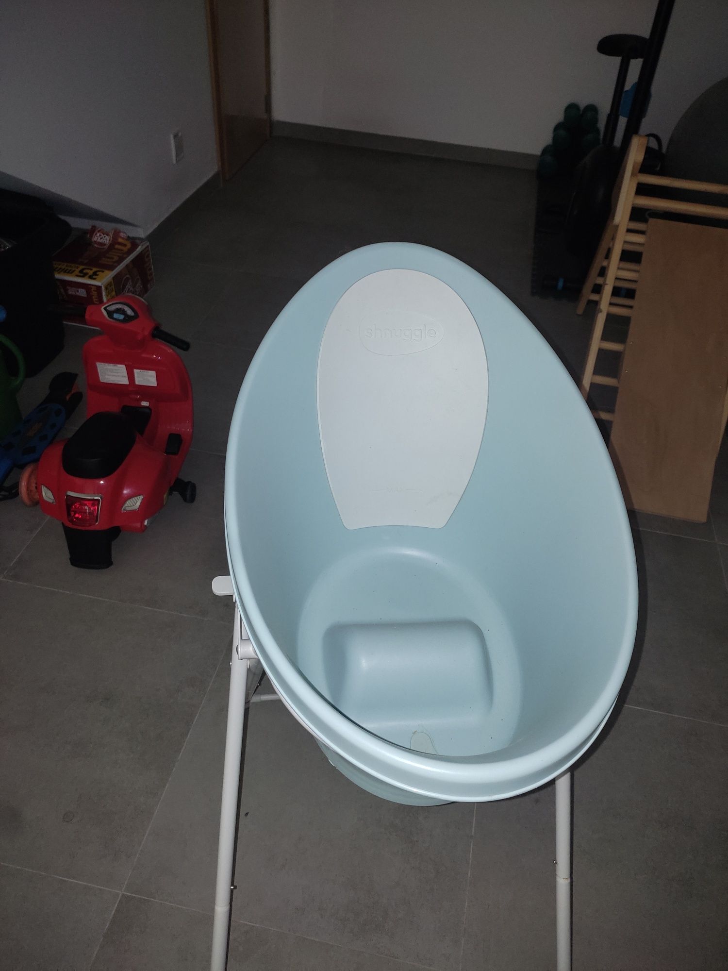 Banheira Schnugle azul com suporte