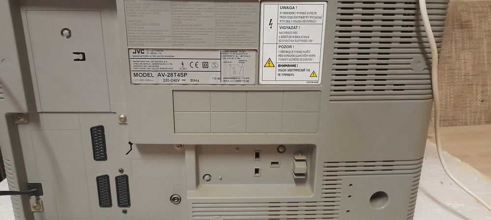 TV grande antiga JVC