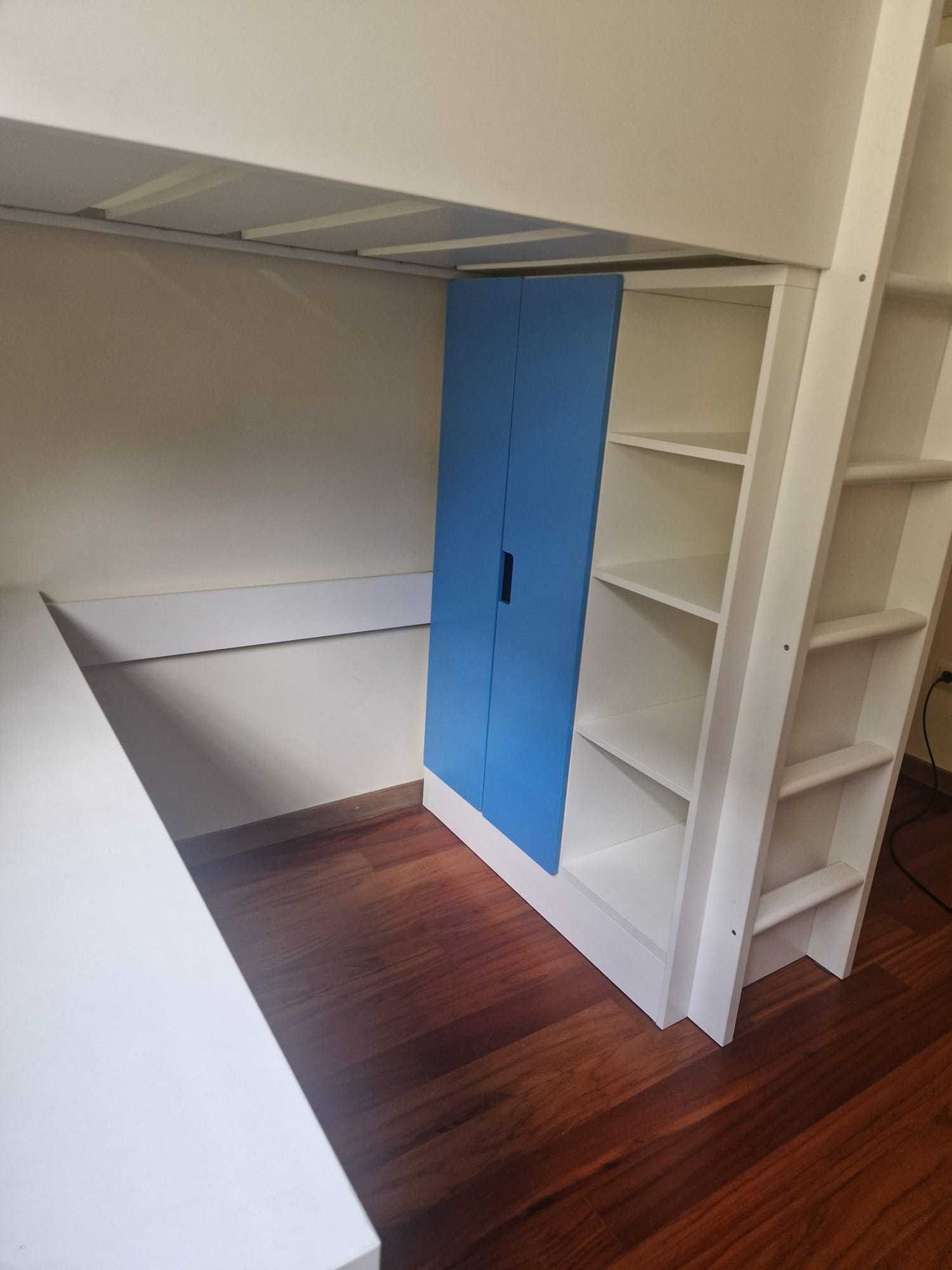 Cama alta com secretária SMASTAD – branca com portas azuis
