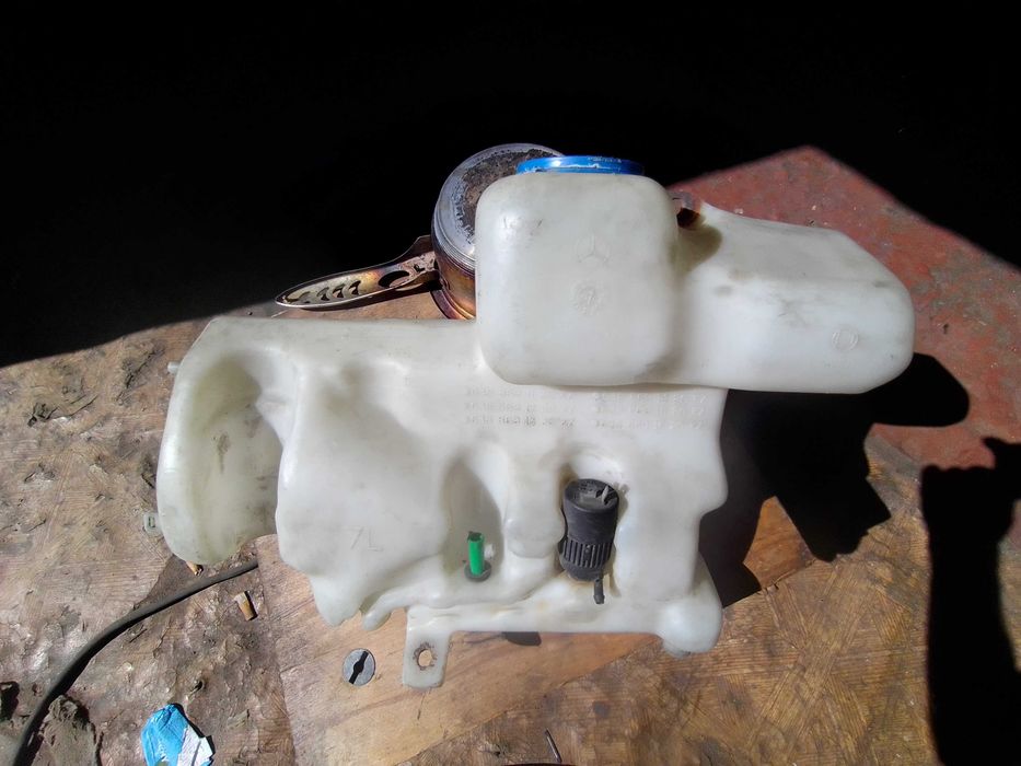 Омывателя Бачок на Mercedes-Benz.