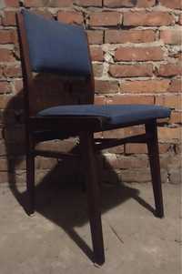 solidne drewniane krzesło tapicerowane z okresu PRL-u