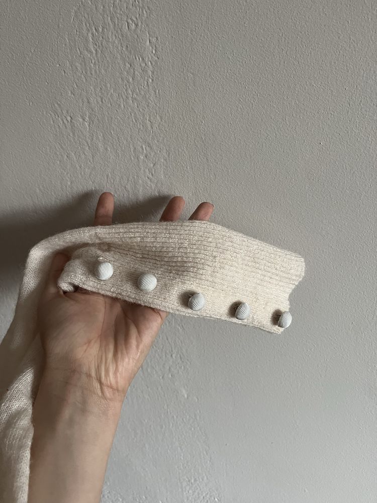Elegancki sweter ze zdobieniami