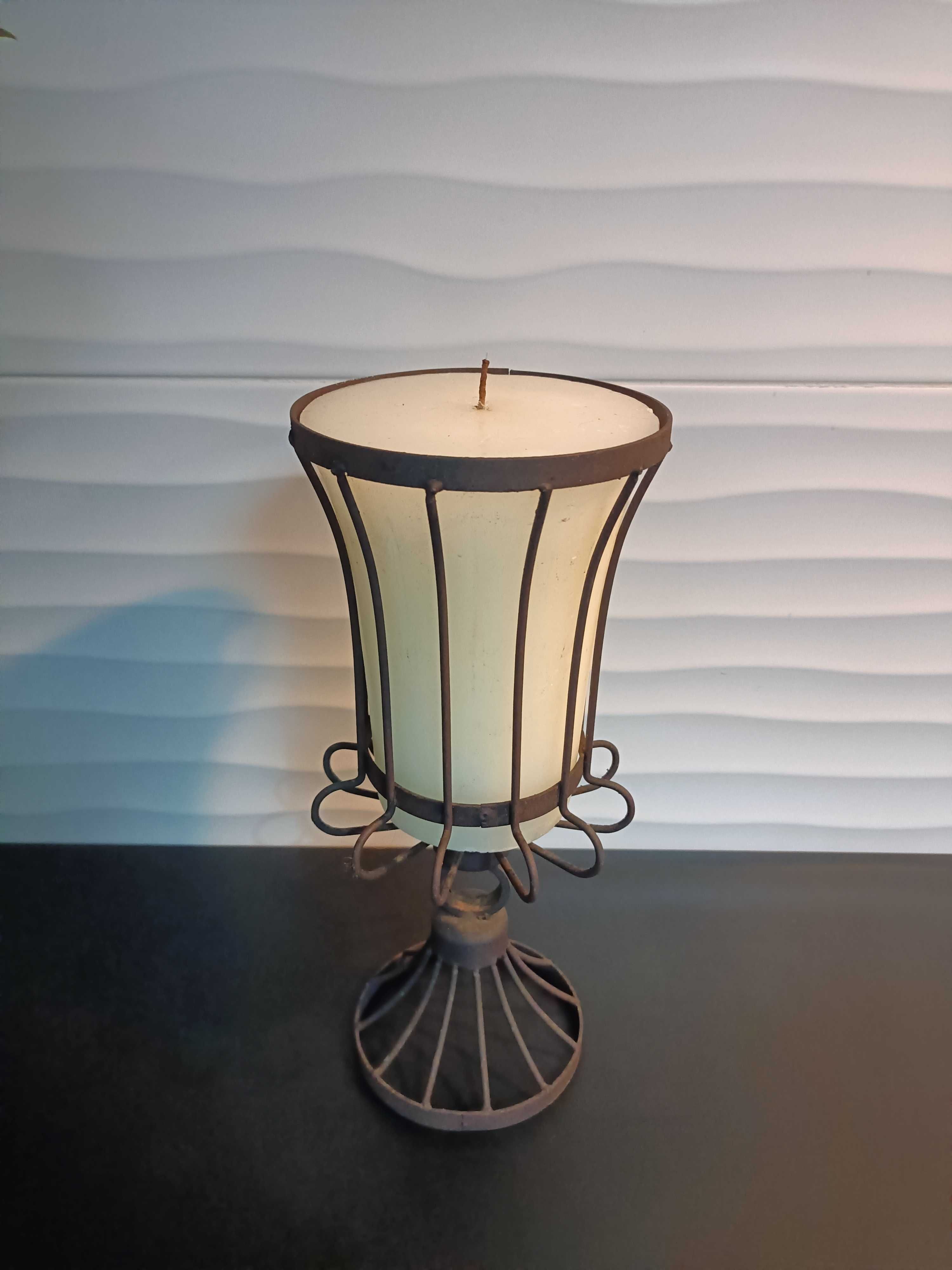 Castiçal em ferro com 2 velas e suportes para velas
