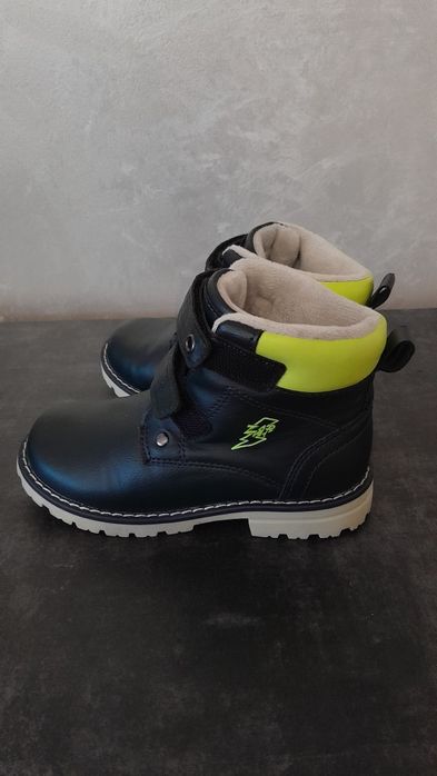 Нові чобітки для хлопчика