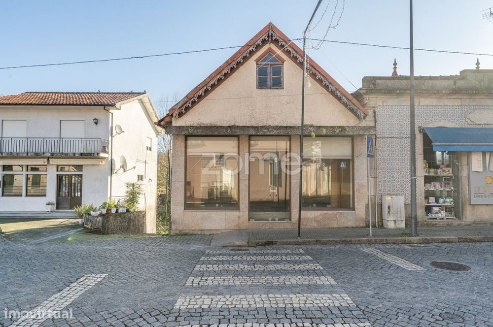 Loja para Restauro com Potencial Habitacional no Coração de Celorico