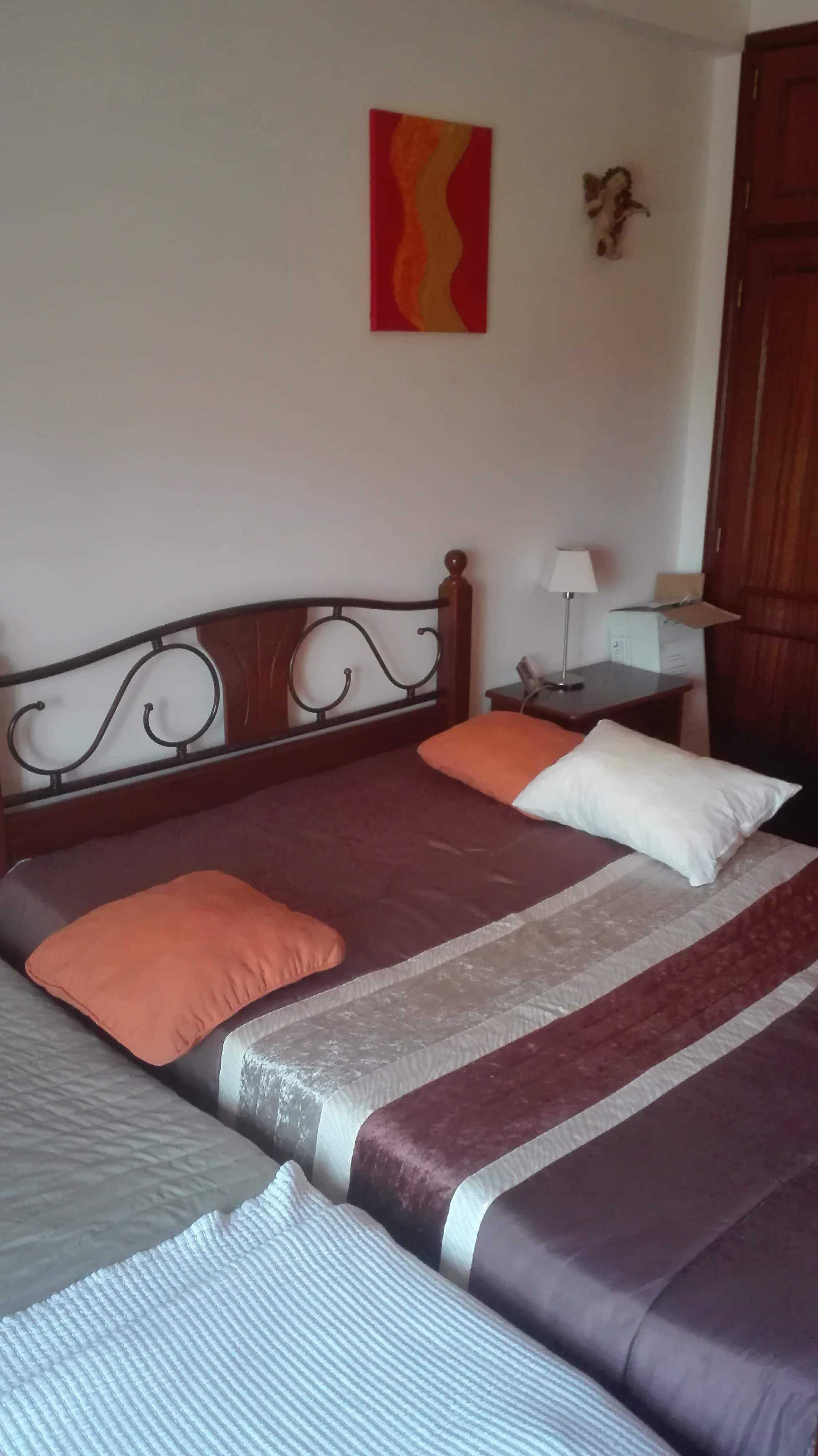 Cama de Casal + Cómoda + Mesas de Cabeceira EM BOM ESTADO