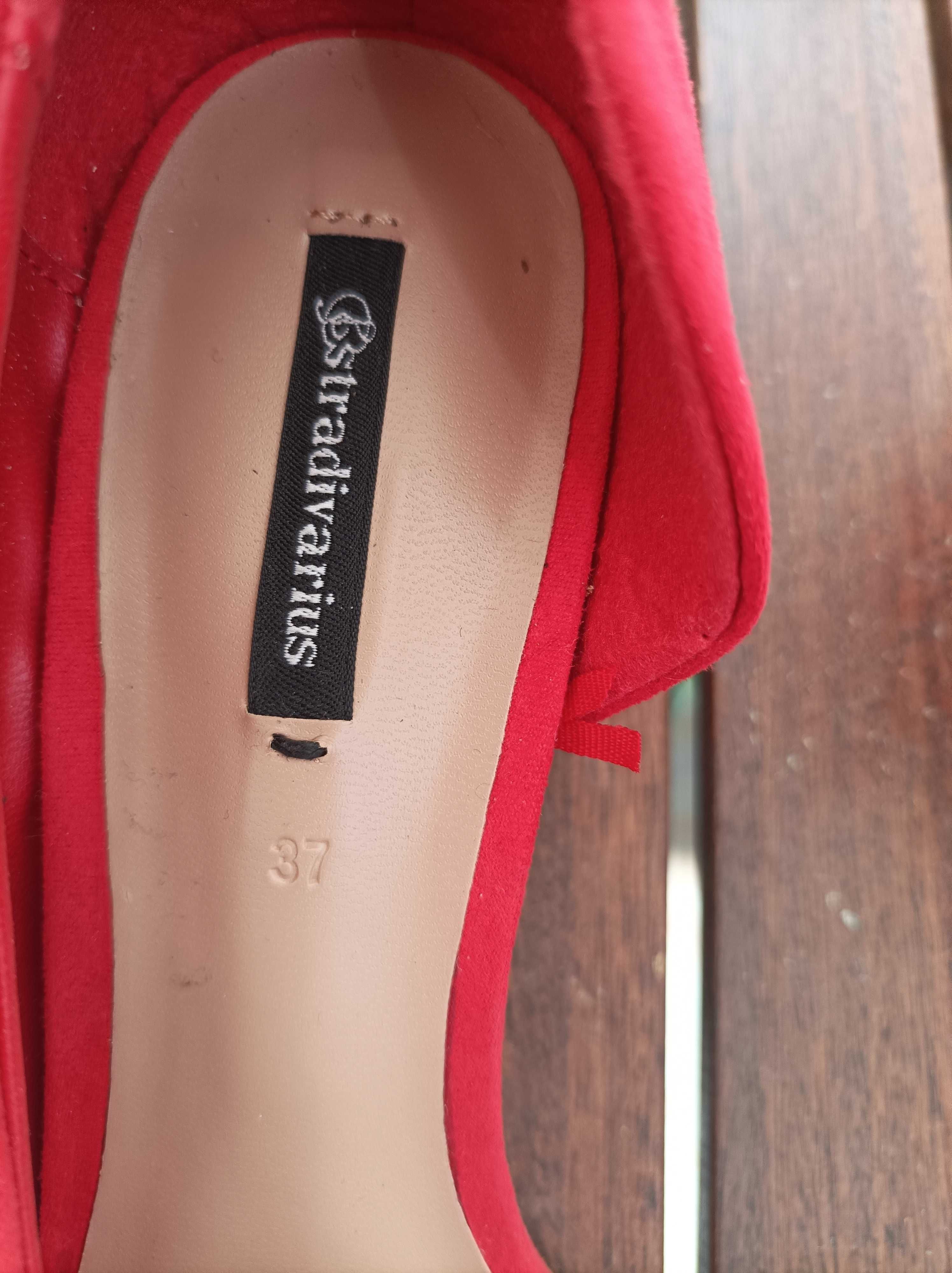 Sapatos camurça vermelhos novos.