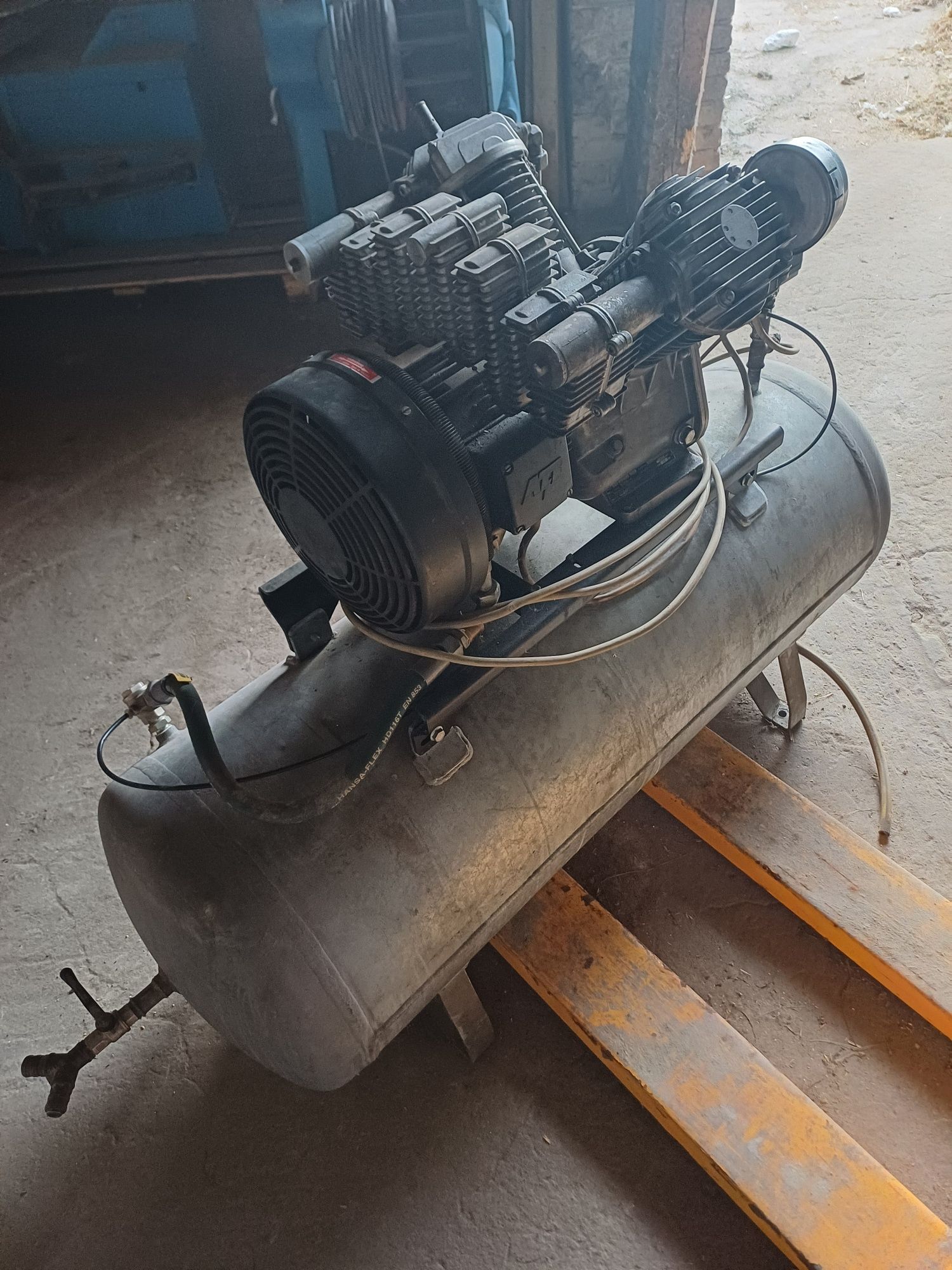 Niemiecki kompresor Blitz bania 250 litrów max 16 barów silnik 3KW
