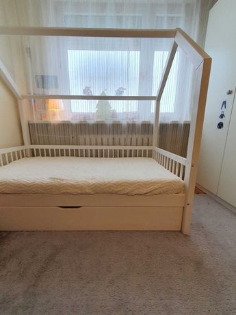 Drewniane łóżko dziecięce domek