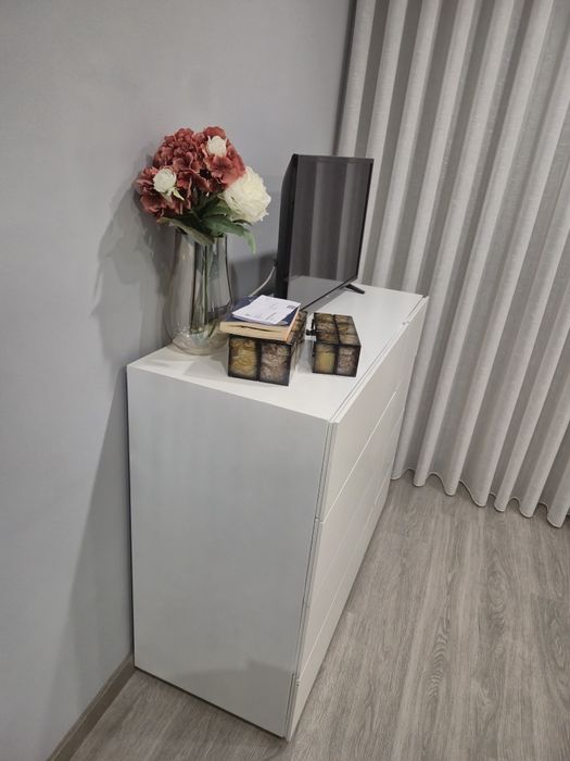 Cómoda/ Camiseiro branco em madeira